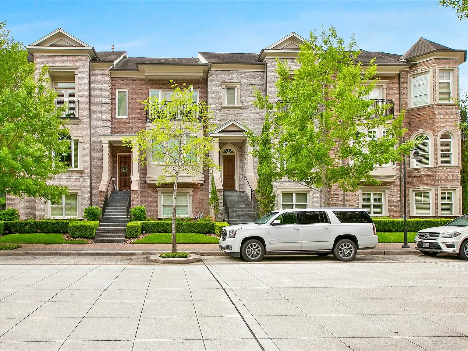 3 bed, 3.5 bath, 3037 sqft, $5,000 — Photo 2