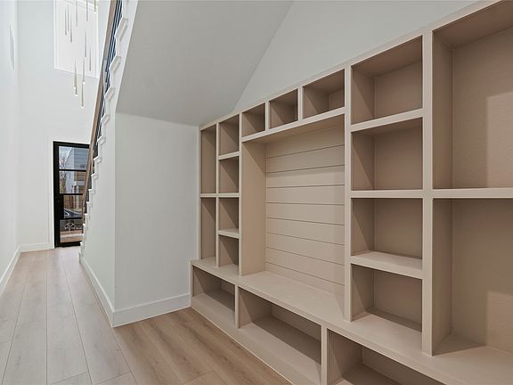 4th image of 4016 Puget St