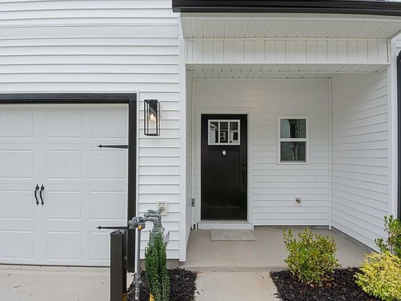 2nd image of 618 Farcroft Trl