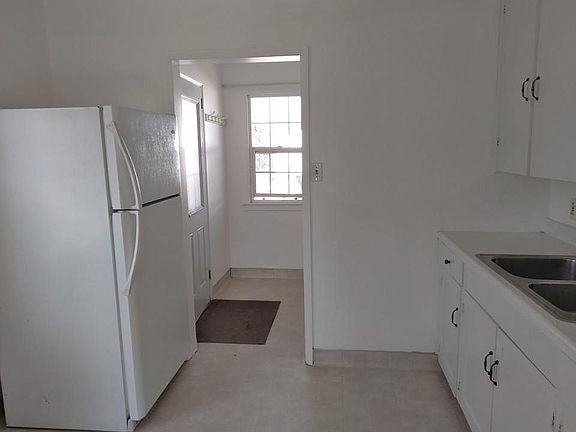 kitchen & laundry room; 