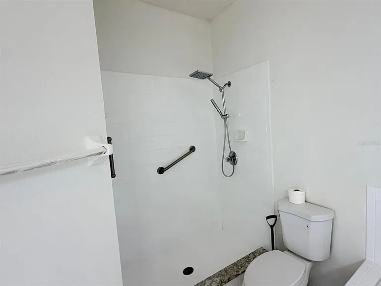 906 Berwick Dr — Photo 35