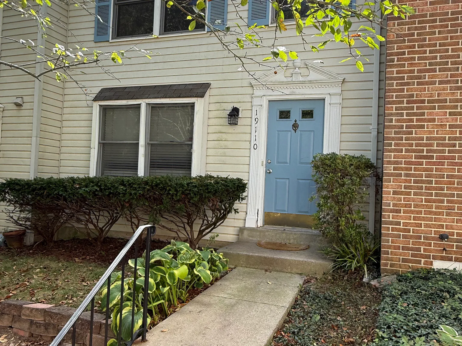 3 bed, 1.5 bath, 1060 sqft, $2,200 — Photo 2