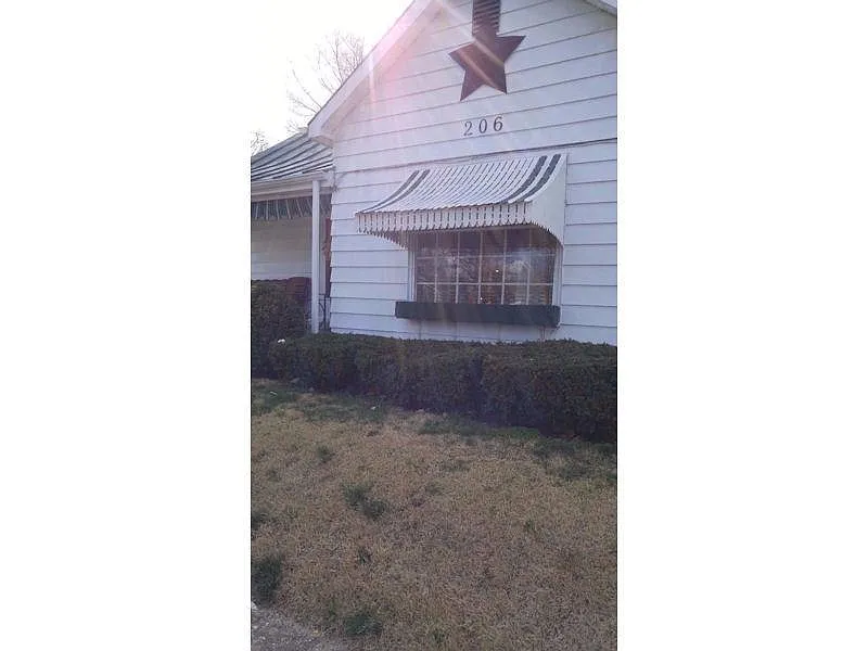 206 Moore St photo 1