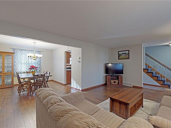 4th image of 27475 Benwood Cir