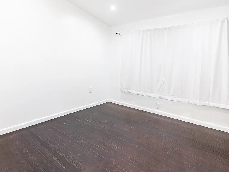 20851 Burbank Blvd — Photo 6