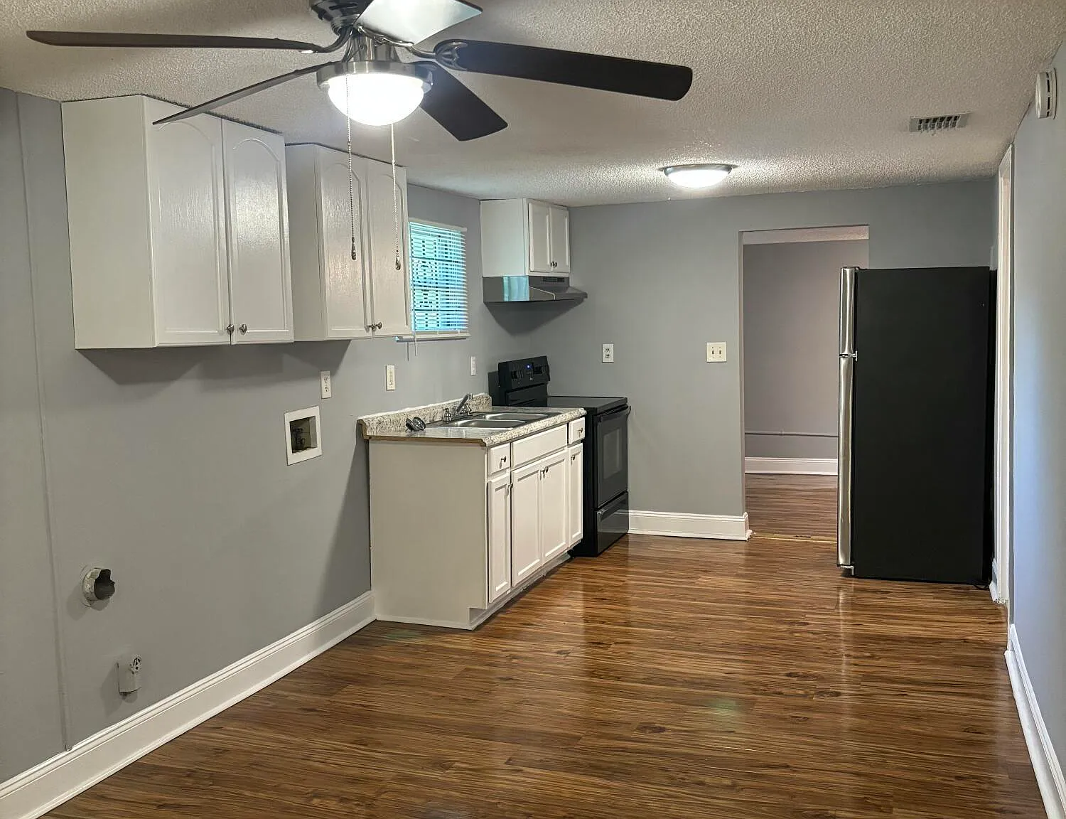 3 bed, 1.0 bath, 880 sqft, $1,100 — Photo 4