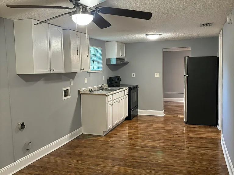 2125 Morehouse Rd — Photo 4