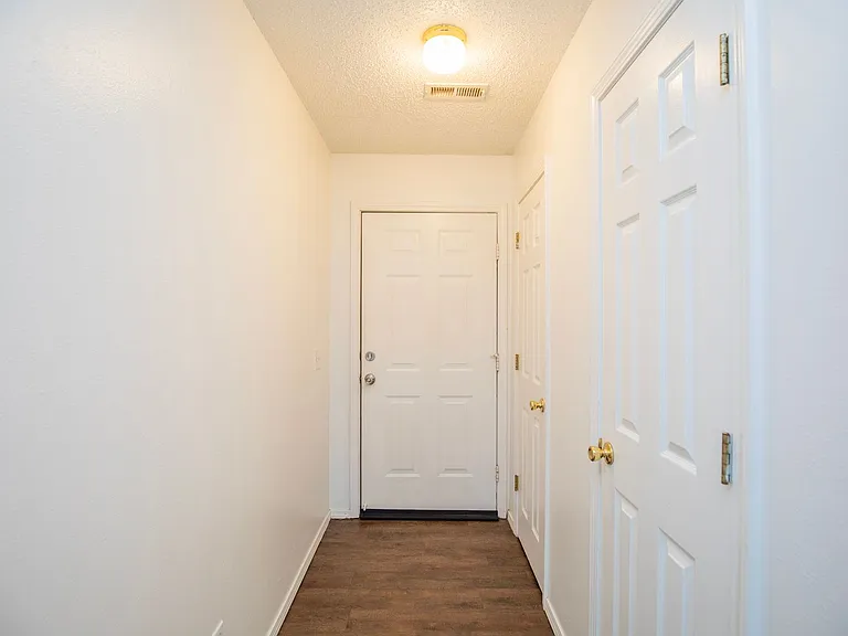 2509 Parkcrest Dr — Photo 2