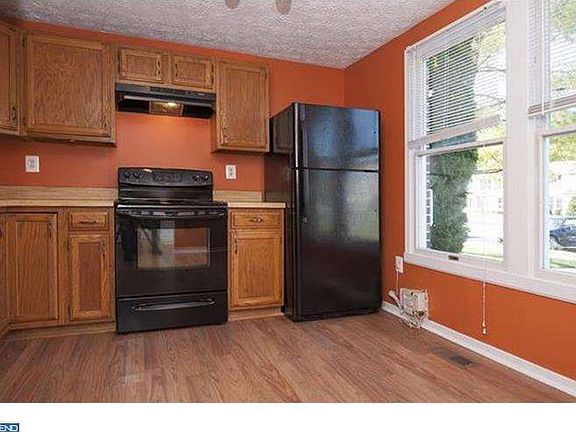 3rd image of 2628 Barclay St
