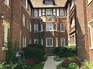458 Winnetka Rd #202, Winnetka, IL 60093
