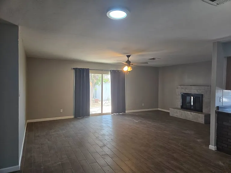 7827 W Amelia Ave — Photo 2