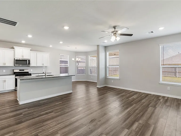 1160 Verona Dr — Photo 6