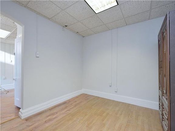 2nd image of 1749 Victory Blvd #A