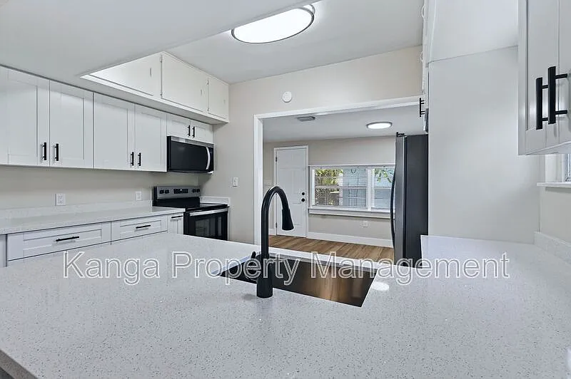 3 bed, 2.0 bath, 1274 sqft, $2,895 — Photo 3