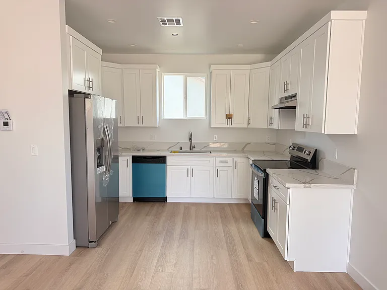 22657 Valerio St #22655 — Photo 4