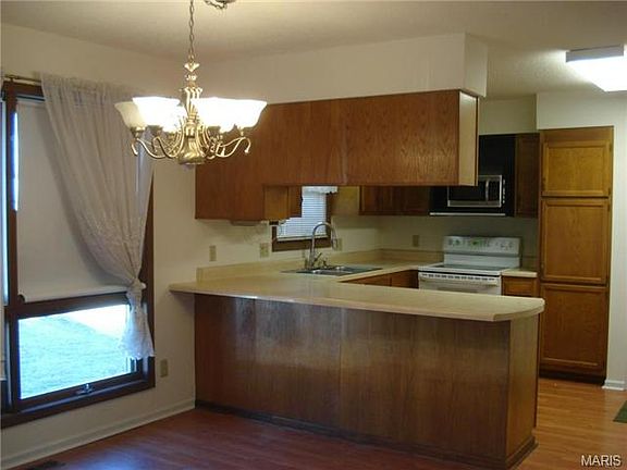 4th image of 100 N Camelot Dr