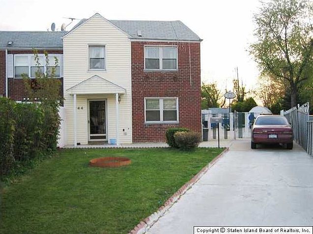 2 FAMILY ATTACHED (END UNIT)