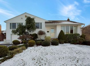 4 Cambria Rd, Syosset, NY 11791