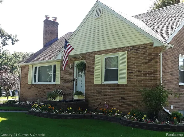 688 New Hampshire Ave, Marysville, MI 48040
