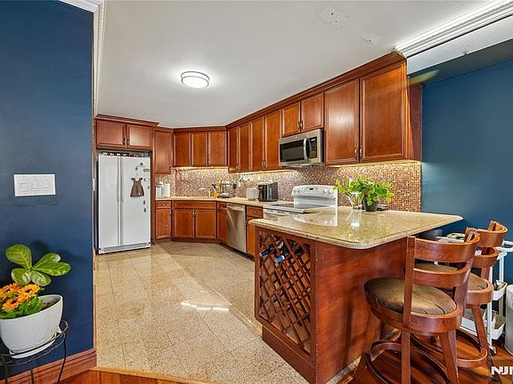 5th image of 1055 River Rd APT 302