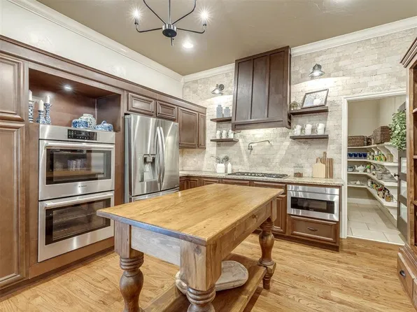 1228 Marlboro Ln, Nichols Hills, OK 73116