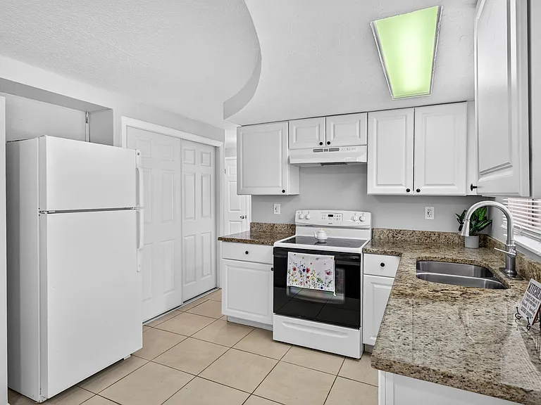 4421 Beacon Square Dr — Photo 8