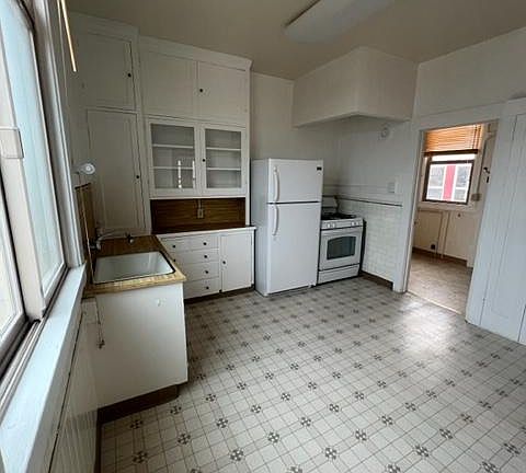 4th image of 20 Leo St #3