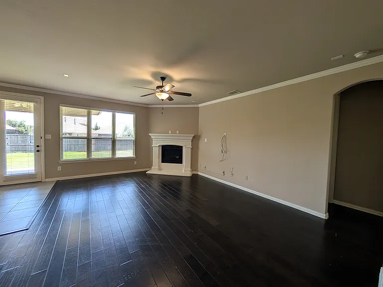 591 Deverson Dr — Photo 6
