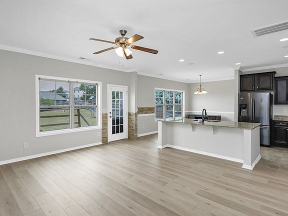 5th image of 335 Riglaw Cir