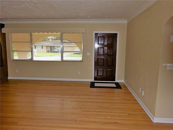 3rd image of 905 1st Ave NW