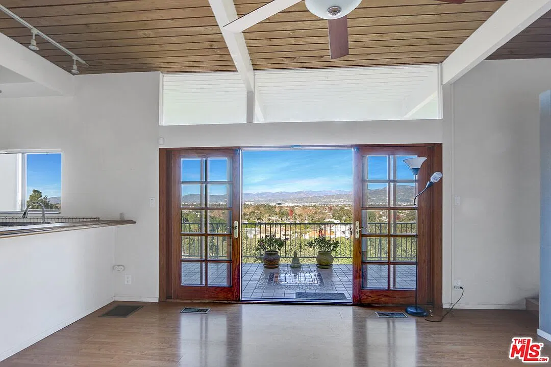 2 bed, 2.0 bath, 1000 sqft, $4,000 — Photo 2