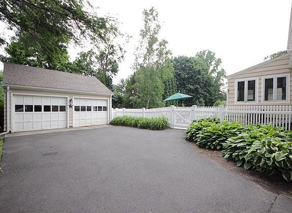 3rd image of 220 Edison Rd