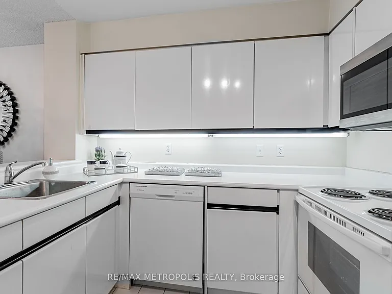 7 Carlton St #601 — Photo 4