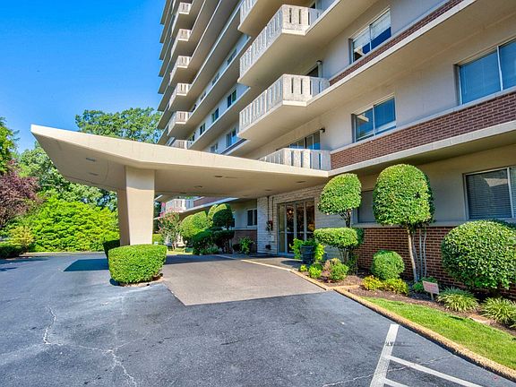 2nd image of 1960 N Pkwy APT 507