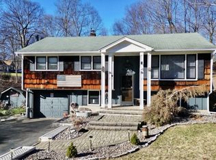 5 Lenape Trl, Oak Ridge, NJ 07438