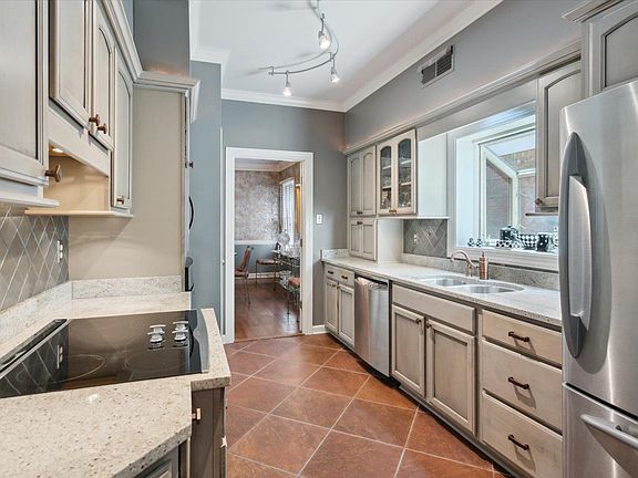 5th image of 366 Greenway Pl