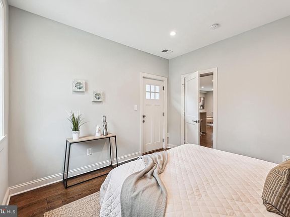 4th image of 4047 Gault Pl NE