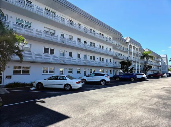 3018 59th St S APT 303, Gulfport, FL 33707