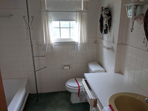 3rd image of 419 Sloan Ave