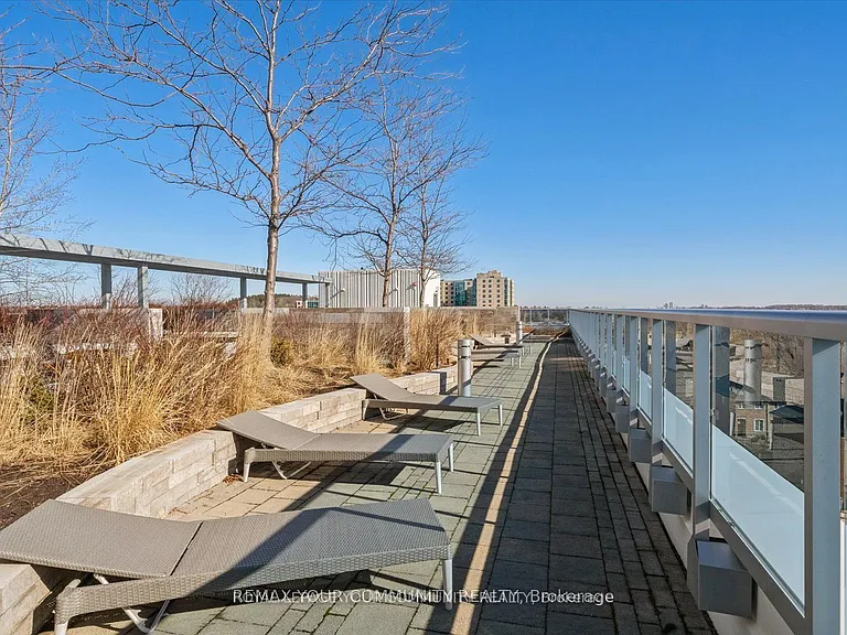 9471 Yonge St #230 — Photo 36