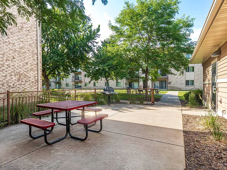 Woodland Park Apartments — Photo 38