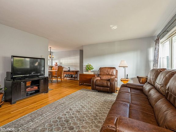 3rd image of 8 Garden Dr APT 3