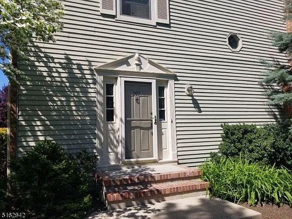 5th image of 207 Amherst Ct