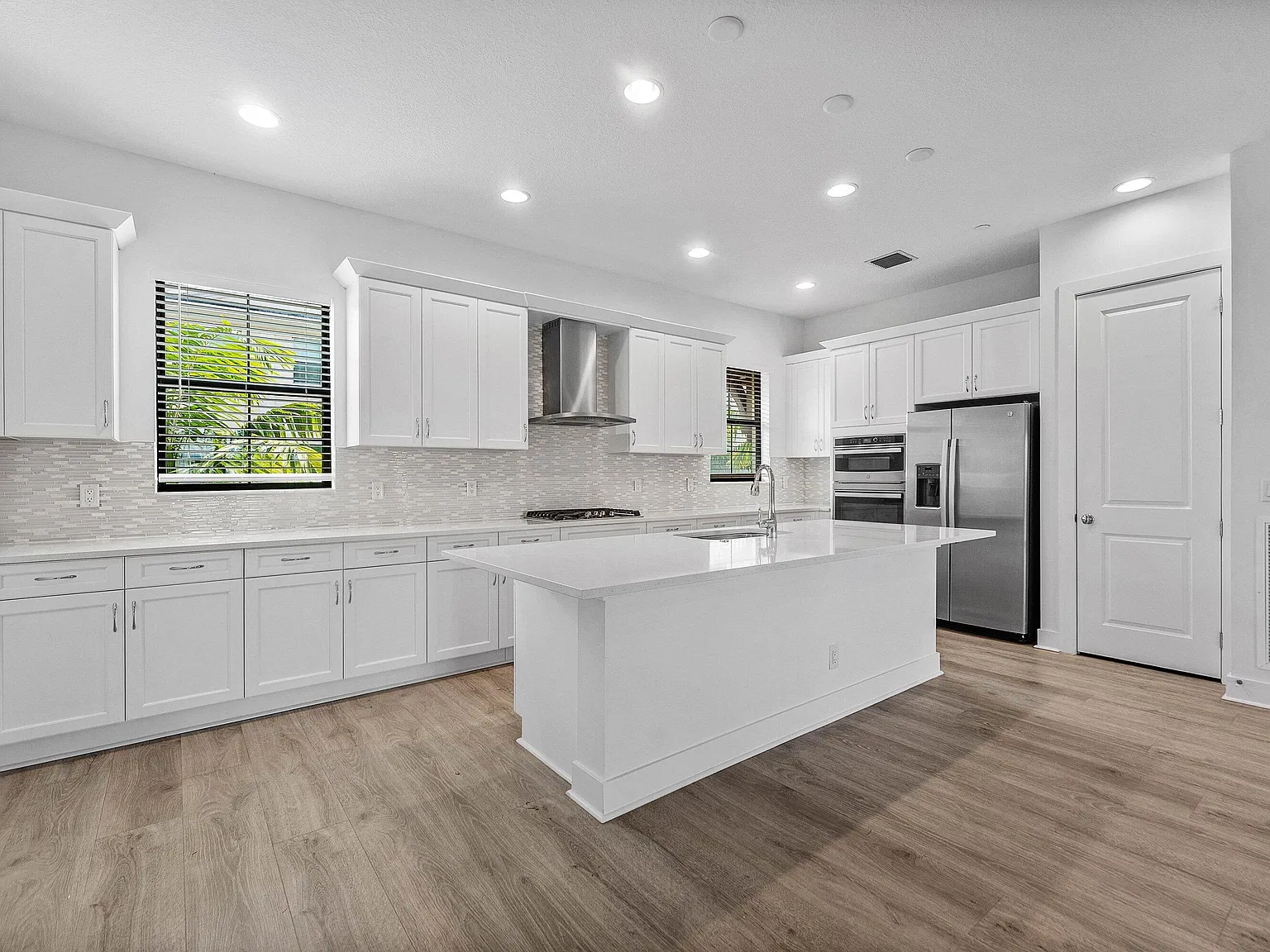 3 bed, 3.5 bath, 2252 sqft, $5,900 — Photo 4