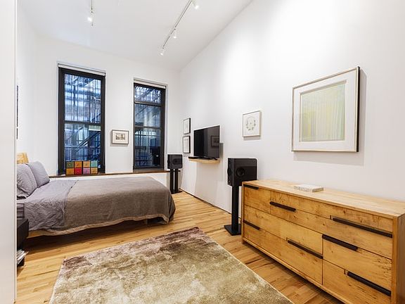 5th image of 16 E 17th St
