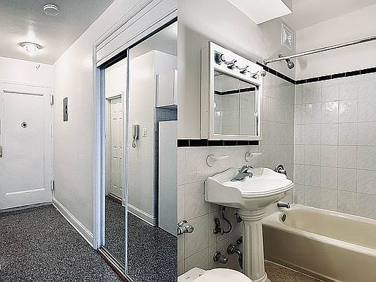 2nd image of 150 E 7th St APT D8
