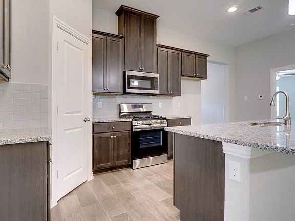 3rd image of 407 Lynda Ct