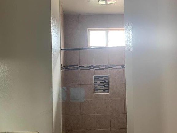 5th image of 717 Green Sands Ave