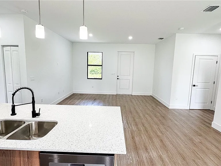 1148 Craft St E — Photo 11