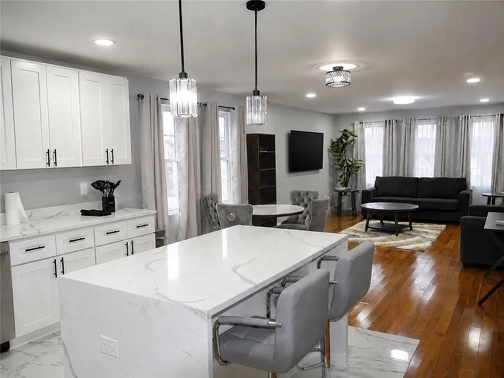 3 bed, 2.0 bath, 1419 sqft, $3,500 — Photo 2